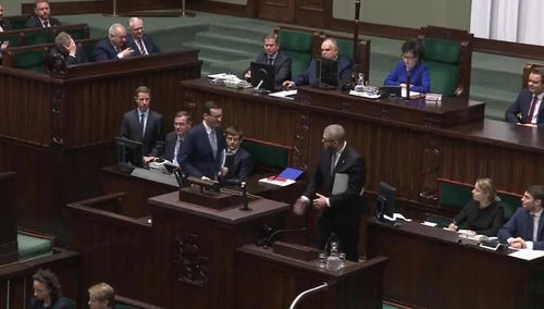 [video] Zabawna sytuacja przed expose. Braun, Morawiecki: Zapraszam-Hej-Cześć