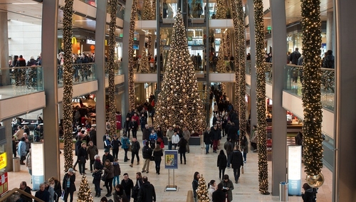 Co kupić pod choinkę? Polska rodzina wyda na święta średnio 1121 zł, 44 proc. - na prezenty