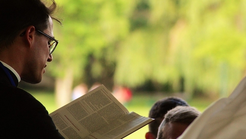 Turek: Kolejna napaść na księdza. "Chwycił stojący na regale krzyż i zrzucił prezbitera na podłogę"