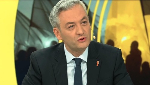 "Wilk przywdziewa owczą skórę". Biedroń wbija szpilkę Trzaskowskiemu