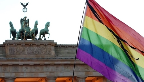 Niemcy: Pierwsza adopcja dziecka przez parę gejów