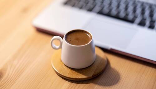 Praca w domu przy kawie - zdjęcie ilustracyjne