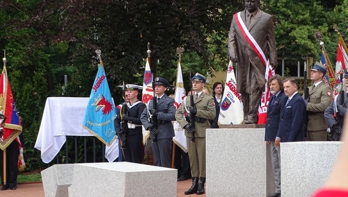 Szczecin. Odsłonięcie pomnika L. Kaczyńskiego przed siedzibą zachodniopomorskiej "S"