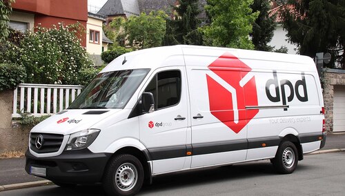 Kurier DPD mimo złamanych nóg rozwoził paczki. Firma przeprasza