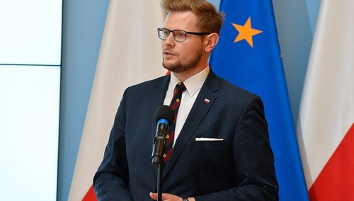 "My z rodziną już coraz lepiej. Dziewczyny rozpiera energia". Dobre wieści o stanie zdrowia min. Wosia