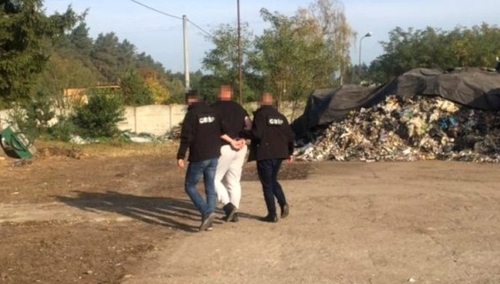 Na lewo przywieźli z Niemiec 4 tony śmieci. Teraz mogą posiedzieć...