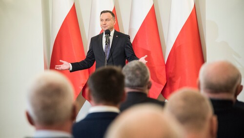 "Strajk, o którym milczano przez lata". Prezydenckie odznaczenia w rocznicę wprowadzenia stanu wojennego