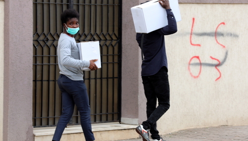 Imigranci płacili za transport do UE, teraz płacą za możliwość ucieczki z ogarniętej epidemią Hiszpanii