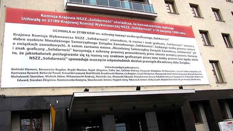 na budynku „Solidarności” zawisł baner przypominający uchwałę KKW NSZZ „Solidarność” z 1989 roku o ochronie prawnej nazwy i znaku graficznego NSZZ „Solidarność”