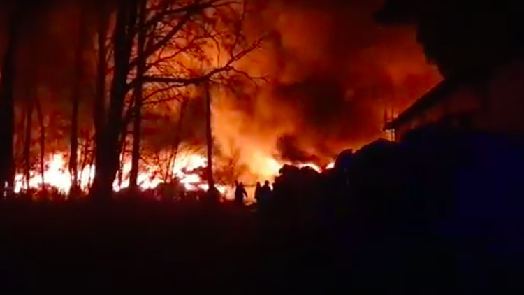 Mazowieckie: Ogromny pożar w Pionkach. Policjanci zatrzymali 45-latka