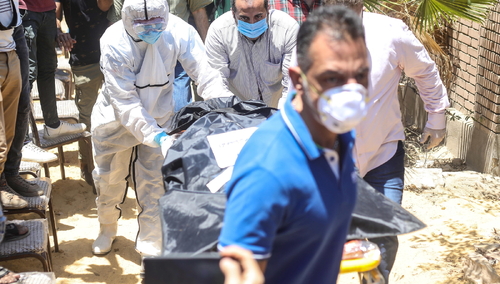 "COVID-19 wywołuje psychozy i urojenia". Szokujące badanie brytyjskich naukowców