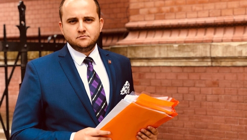 "Naziol", "brunatny", "antysemita". Pozew radnego PiS przeciwko posłom PO, Śpiewakowi, Lisowi i OMZiRK