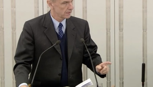 [video] Obstrukcja i blokowanie mównicy przez opozycję w Senacie: "Skandal niewyobrażalny"