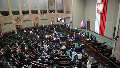 Zarobki posłów wzrosną o ponad 40 proc.? PiS i opozycja zgodni jak nigdy. Jeden klub przeciw