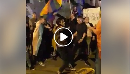 [video] Rocznica wyboru JPII na papieża. Środowiska LGBT urządzają sobie pod Oknem Papieskim dzikie wycia