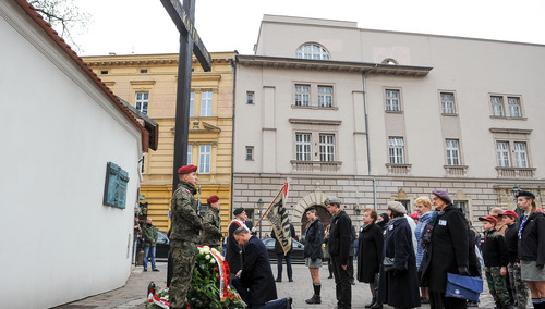 Prezydent złożył kwiaty przed Krzyżem Katyńskim w Krakowie