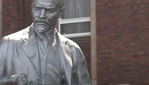 [Felieton "TS"]  Mieczysław Gil: Pomniki Lenina