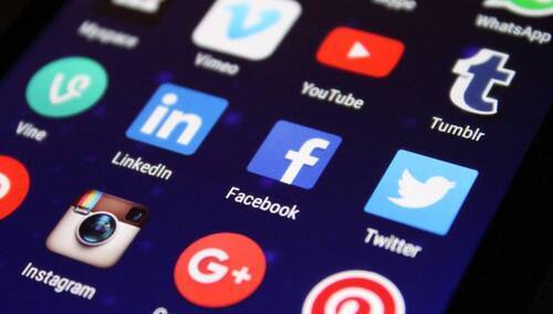 Aplikacje mediów internetowych w smartfonie