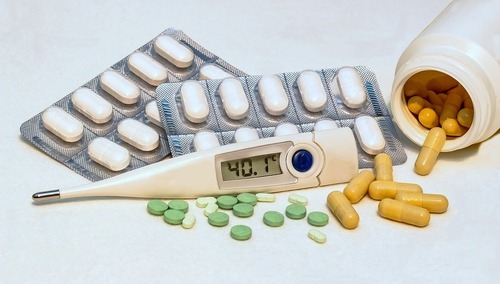 Prof. Wiesław Kozak: zbyt często sięgamy po środki przeciwgorączkowe