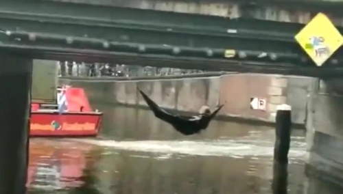 "[video] Tak w Amsterdamie zafundowano kąpiel ekoaktywistom