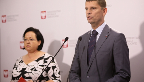 Szef MEN: W niektórych powiatach dodatkowe obostrzenia ws. powrotu do szkół