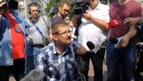 [video] Dyskusja niepełnosprawnych pod Sejmem. "Ja pracuję i te pieniądze które zarobię są błogosławione"