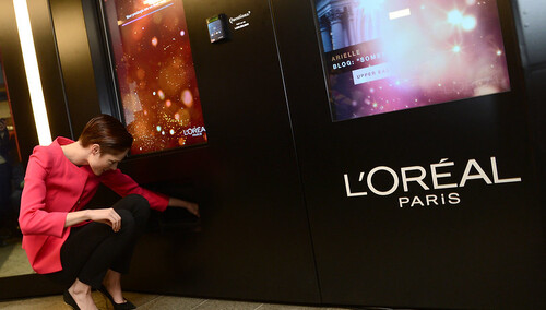 Firma L'Oreal usuwa słowa "biały" i "jasny" z opisu swoich kosmetyków