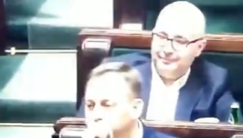 [video] Poseł Kropiwnicki, który zasłabł, jest już na sali sejmowej. Premier życzy mu zdrowia