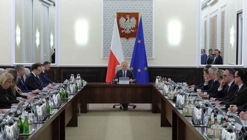 Premier Donald Tusk na nadzwyczajnym posiedzeniu rządu w siedzibie KPRM w Warszawie