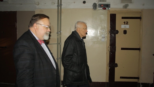 Kornel Morawiecki znów w więzieniu na Rakowieckiej. Legendarny opozycjonista odwiedził powstające muzeum