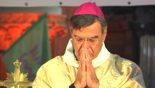 Abp Paryża: "Pozostańmy razem bardziej niż kiedykolwiek, w nadziei. Chciałbym podziękować strażakom"