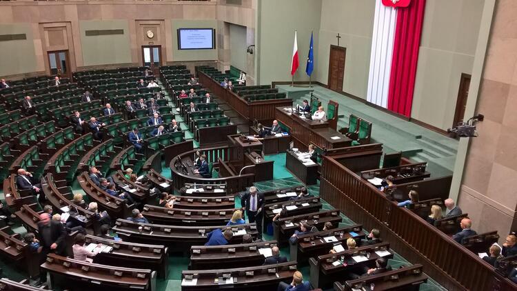 Sejm przegłosował obniżenie wieku emerytalnego. Zobacz jak głosowali posłowie