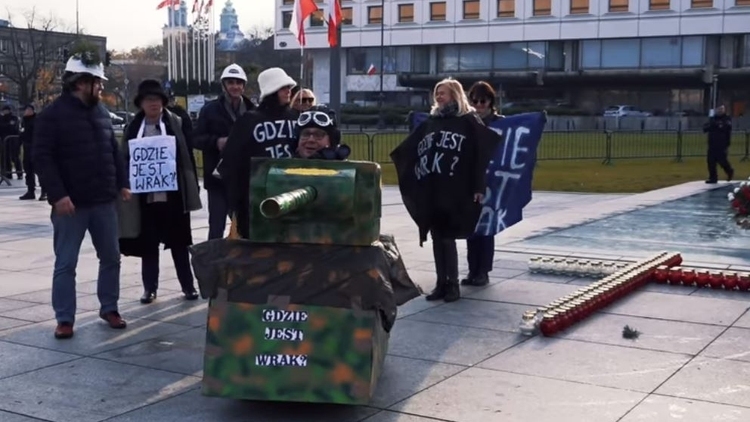 No proszę. Dziennikarka GW: Papierowy czołg przy Grobie Nieznanego Żołnierza to brak szacunku do munduru