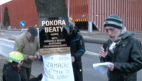 [Wideo] Widziałeś już wszystkie niemądre akcje opozycji? Poseł PO bierze udział w "litanii do drzewa"...