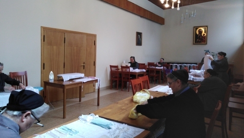 "Gdyby udało nam się zdobyć więcej bawełny!". Siostry Urszulanki uszyły maseczki i pościel dla szpitala