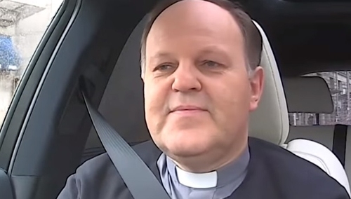 Ks. Kazimierz Sowa na Facebooku o "ryczącym z oburzenia prawactwie". O co chodzi?