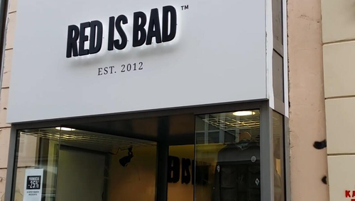 Premier odwiedził sklep Red is Bad, by kupić koszulki dla wolontariuszy