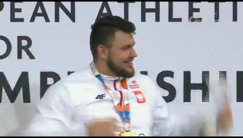 Konrad Bukowiecki odbiera złoty medal w pchnięciu kulą na ME w Belgradzie