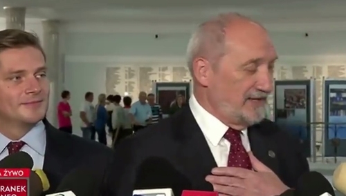 [video] Szarmancki Antoni Macierewicz. Nagranie podbija sieć