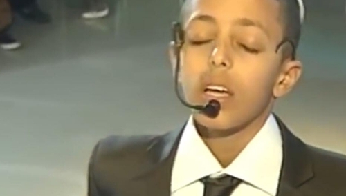 [video] Uzdrowiony ze ślepoty żydowski chłopiec śpiewa Bogu hymn pochwalny