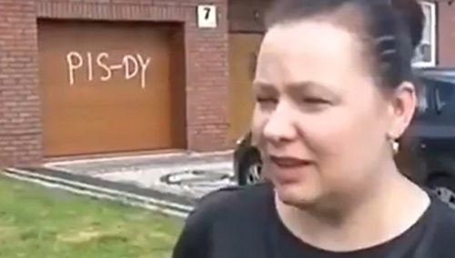 [video] Obraźliwe napisy na elewacjach, przebite opony, podpalone zabudowania. Za poparcie PAD