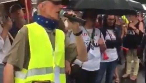 [video] "To pan ich wykończył w 2010 roku!"... "Obrońcy demokracji" pod domem Kaczyńskiego