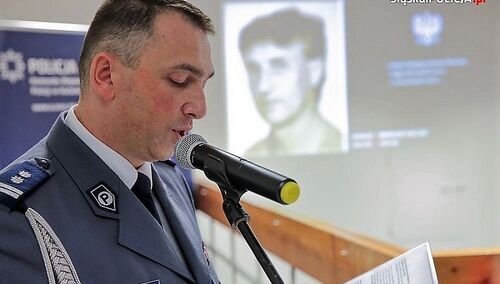 Policja na Śląsku pamięta o funkcjonariuszach poległych na służbie. Dziś odsłonięto poświęconą im tablicę