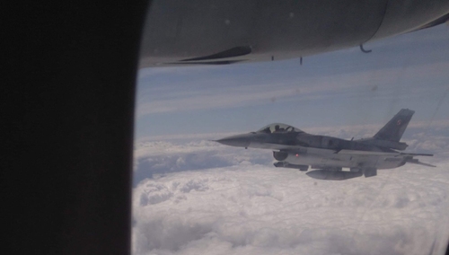 W asyście F-16 samolot z prochami dowódcy batalionu "Zośka" wylądował w Warszawie