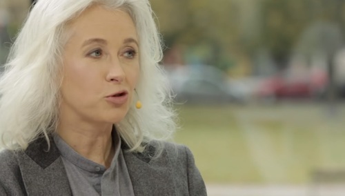 Manuela Gretkowska porównuje naszą dziennikarkę do jaskiniowca, bo ośmieliła się skrytykować Timmermansa