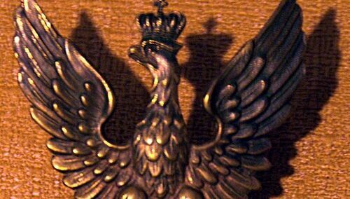 Mosiężny orzełek Armii Krajowej, bity w latach 1942-1945, ze zbiorów Muzeum Hymnu Narodowego w Będominie