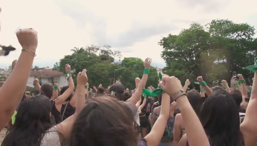 "Co próbuje się osiągnąć takim zachowaniem?". Feministki próbowały podpalić krzyż-pomnik