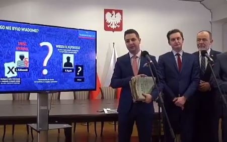 [video] P. Jaki prezentuje przełomowe dokumenty: "Rodzina Waltzów wiedziała, że nie ma praw do kamienicy"