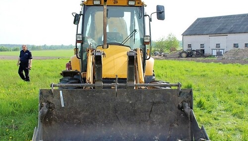 Jarasz:Strzały we wsi. Mężczyzna próbował koparką rozjechać policjantów i staranować gospodarstwo szwagra