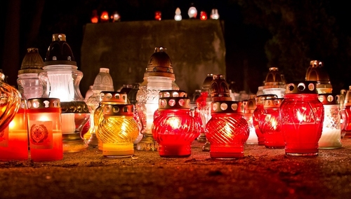 Ks. Janusz Grygier dla Tysol.pl: Patrząc na ludzi 1 listopada, wydaje mi się, że widzę czarne pszczółki